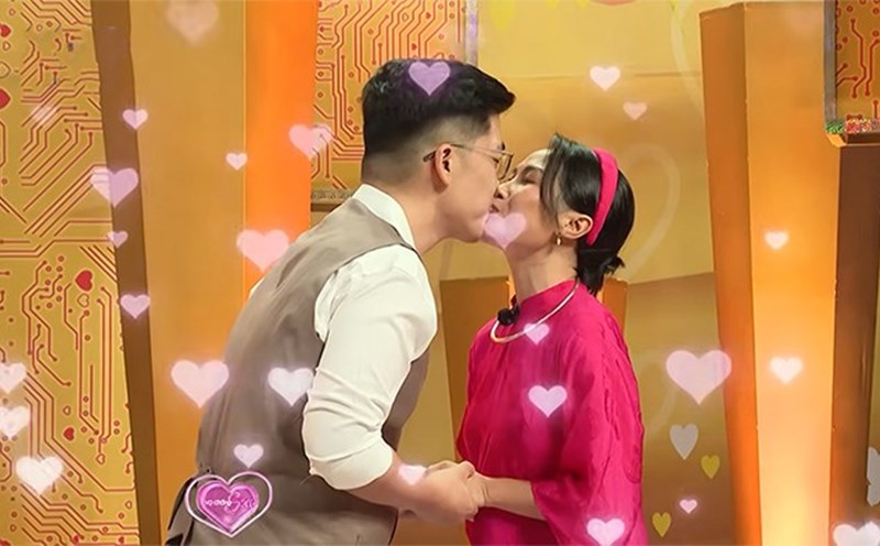 Teacher Nguyet Anh and her husband at the show "Newlyweds". Photo: Producer.