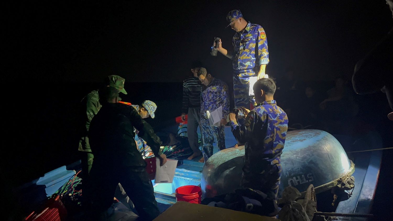 Quang Tri Border Guard discovered a fishing boat using electric shock. Photo: Dinh Tien.