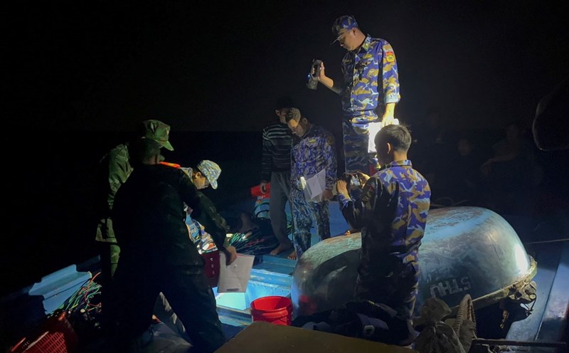 Quang Tri Border Guard discovered a fishing boat using electric shock. Photo: Dinh Tien.