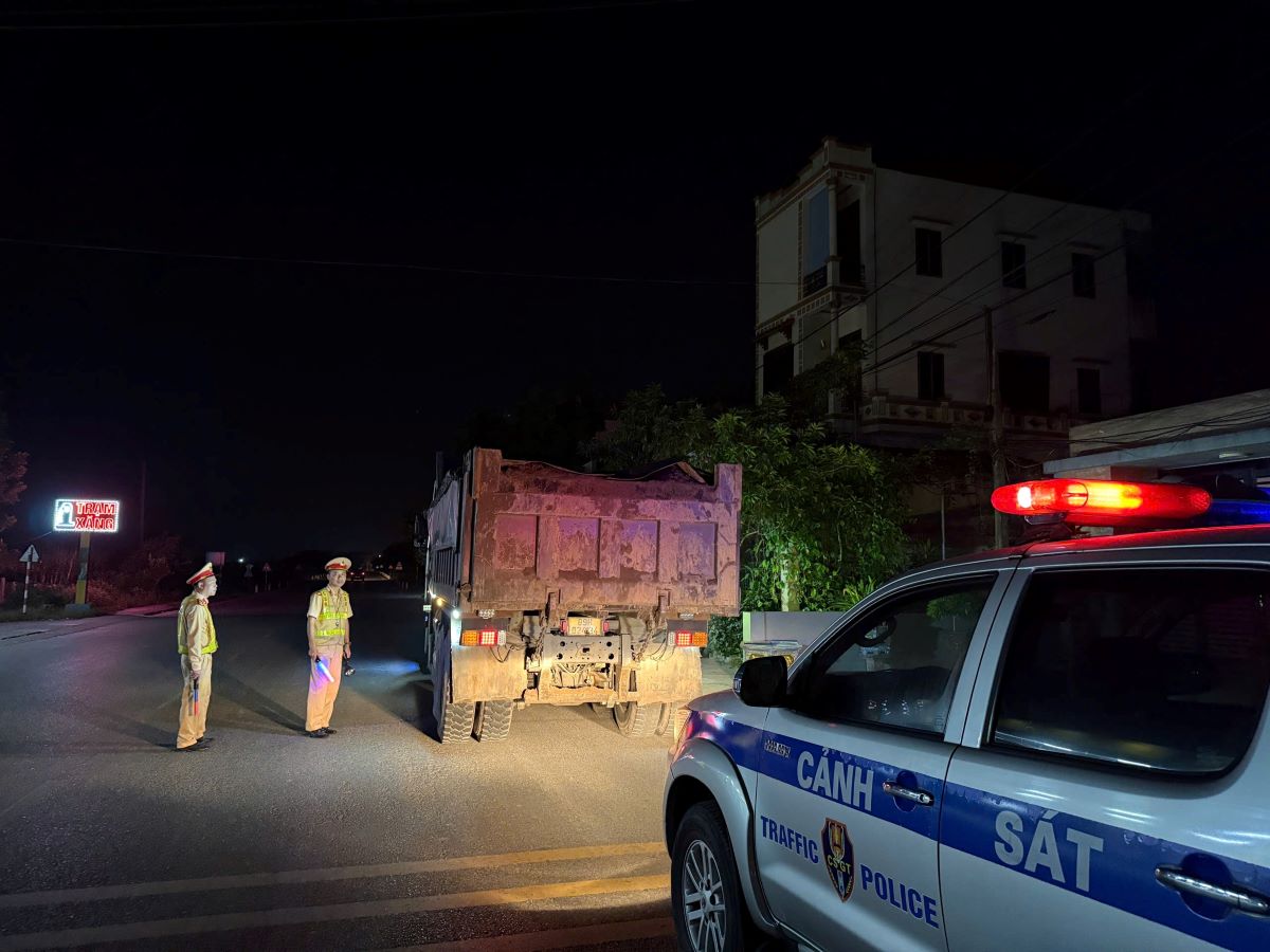 Thai Binh province authorities have increased patrols, controls, and detected and handled violations of load capacity in the Trieu Duong bridge area connecting to Hung Yen province. Photo: Provided by the police