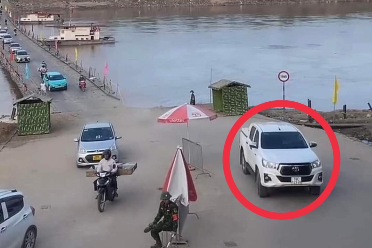 Tài xế xe ôtô bán tải vượt sai quy định khi lưu thông qua cầu phao Phong Châu khiến cư dân mạng bức xúc. Ảnh: Mạng xã hội.