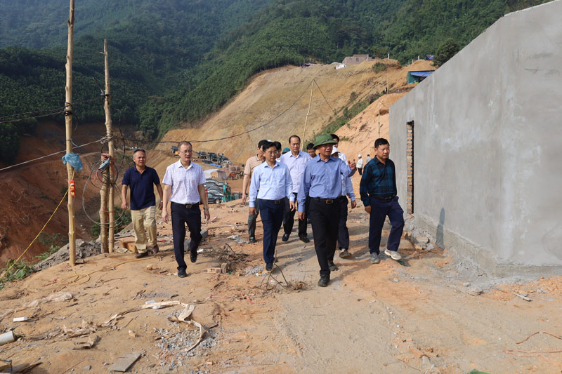 The delegation of Lao Cai Provincial Party Secretary Dang Xuan Phong inspected the construction of resettlement projects in Bao Yen and Bac Ha districts. Photo: Lan Huong