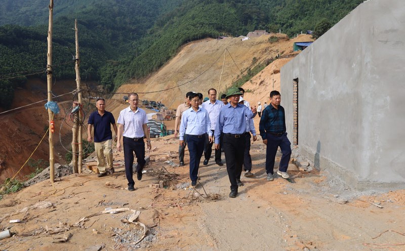 The delegation of Lao Cai Provincial Party Secretary Dang Xuan Phong inspected the construction of resettlement projects in Bao Yen and Bac Ha districts. Photo: Lan Huong