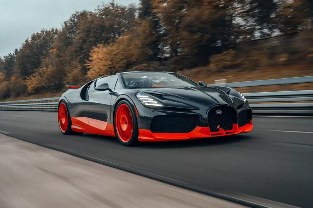 Bugatti W16 Mistral convertible supercar reaches a speed of 453.91 km/h. Photo: Bugatti