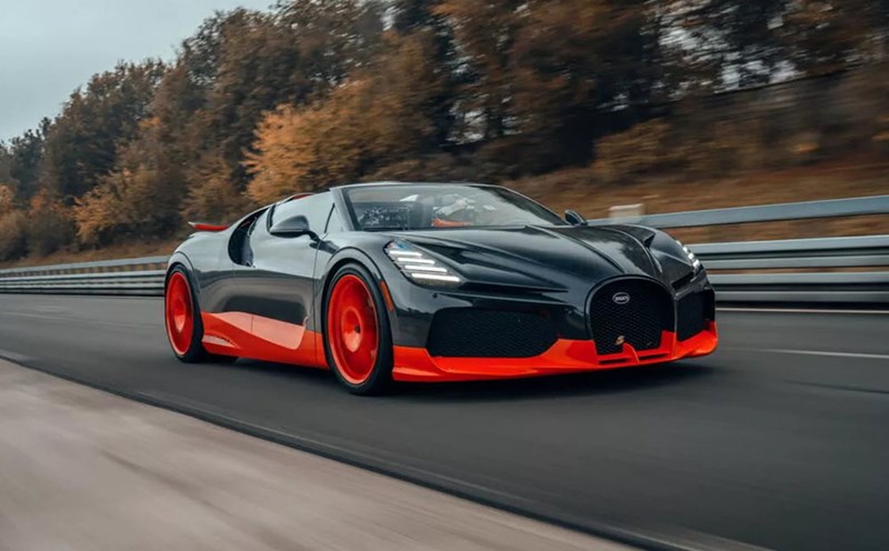 Bugatti W16 Mistral convertible supercar reaches a speed of 453.91 km/h. Photo: Bugatti