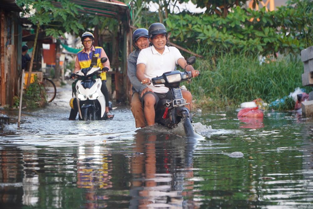 Khoang 16h, tai doan duong Phu Dinh (phuong 16, quan 8) nuoc dang cao tran vao mot so nha dan gay nen tinh trang ngap ung. Giao thong qua khu vuc nay gap nhieu kho khan.