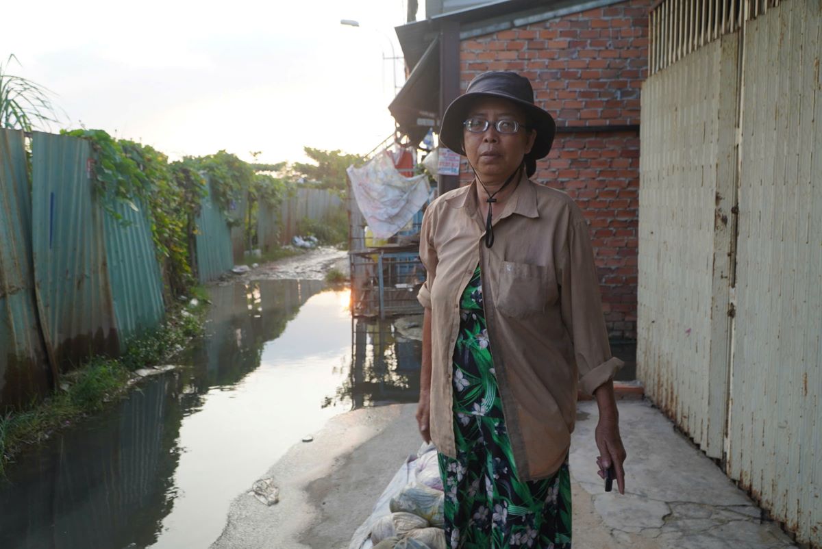 Ba Tuyet Mai (59 tuoi) cho biet, hom nay la ngay thu 2 cua dot trieu cuong nay, ngay mai nuoc se con len lon hon nua. “Phai dap nhu nay chu khong nuoc tran vao nha. Bay gio dat, den khoang 8h toi nuoc rut thi thao ra. Den khoang 3h sang tiep tuc dap lai“, ba Tuyet Mai noi