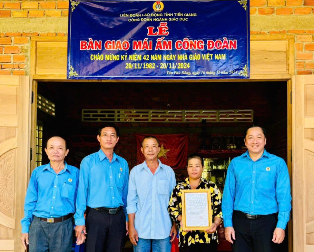 Trao quyet dinh ban giao “Mai am Cong doan” cho chi Thuy. Anh: Thanh Nhan