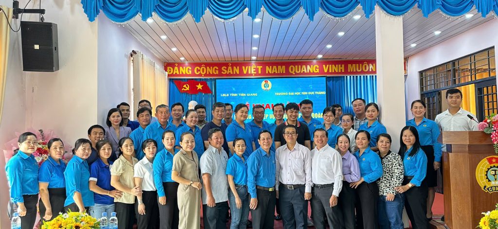Students and lecturers attend the opening ceremony of the Trade Union theory and practice class in Tien Giang. Photo: Thanh Nhan