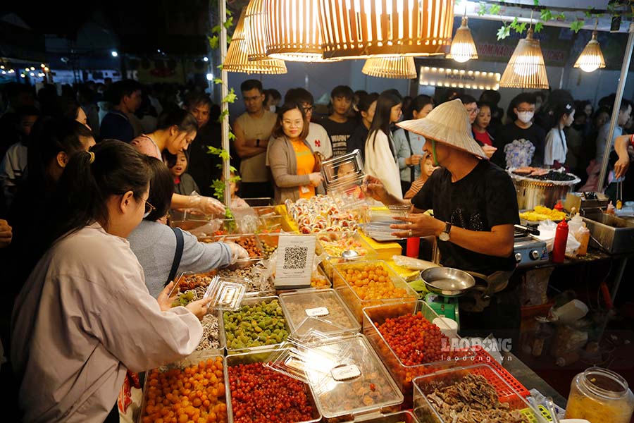 Thưởng thức hàng trăm đặc sản khắp ba miền ở Điện Biên