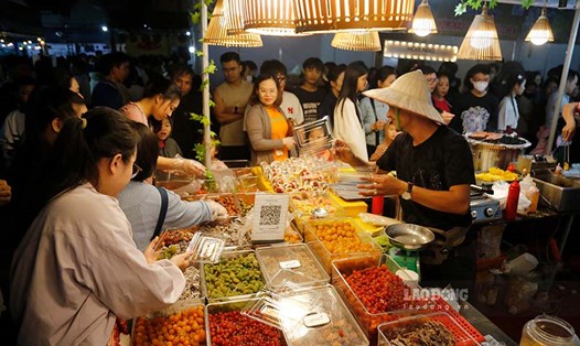 Hàng nghìn du khách đến thưởng thức các món ngon tại Liên hoan ẩm thực toàn quốc. Ảnh: Quang Đạt