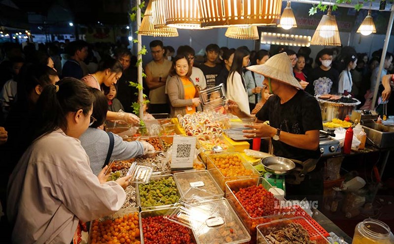 Thousands of tourists come to enjoy delicious dishes at the National Food Festival. Photo: Quang Dat