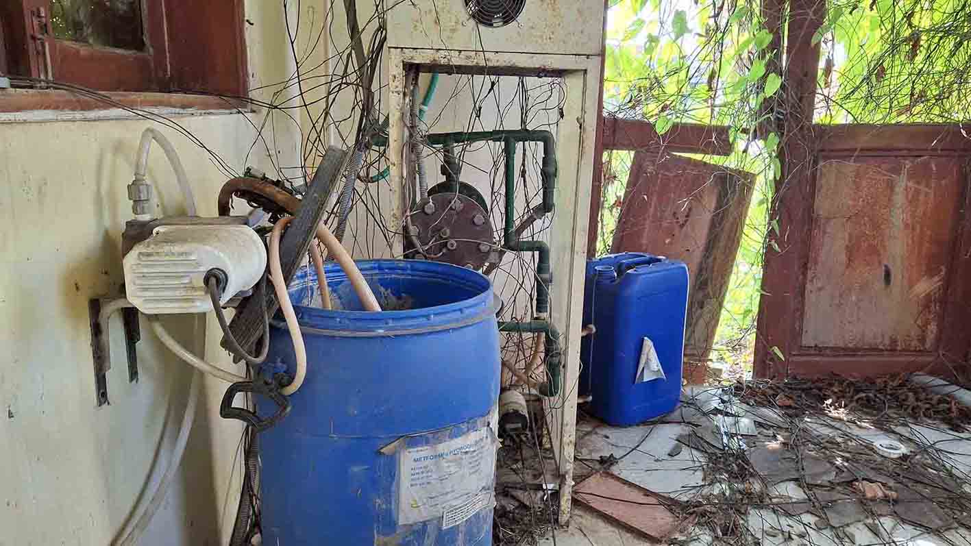 Hệ thống máy móc thiết bị ở công trình nước sạch tại thôn Tăng Long, xã Tịnh Long, TP Quảng Ngãi trông như đống phế liệu. Ảnh: Viên Nguyễn