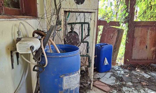 Hệ thống máy móc thiết bị ở công trình nước sạch tại thôn Tăng Long, xã Tịnh Long, TP Quảng Ngãi trông như đống phế liệu. Ảnh: Viên Nguyễn
