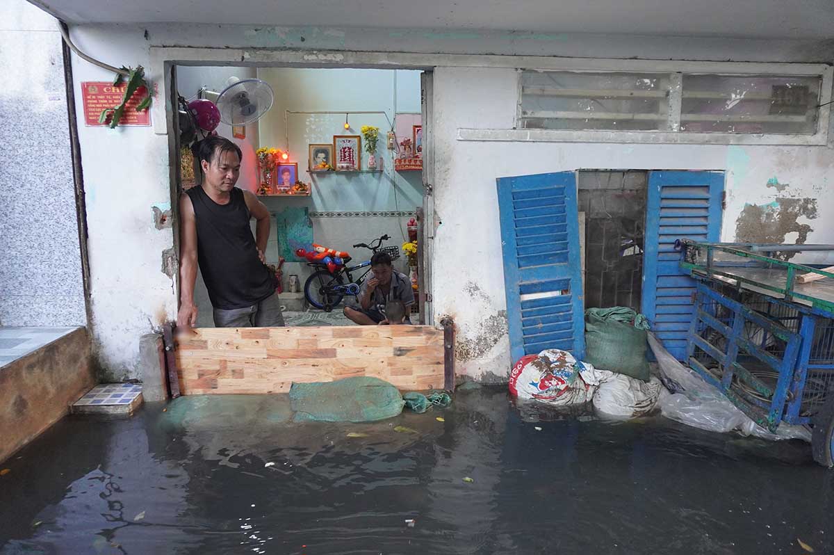 Ho Chi Minh City residents struggle to prevent flooding on high tide days
