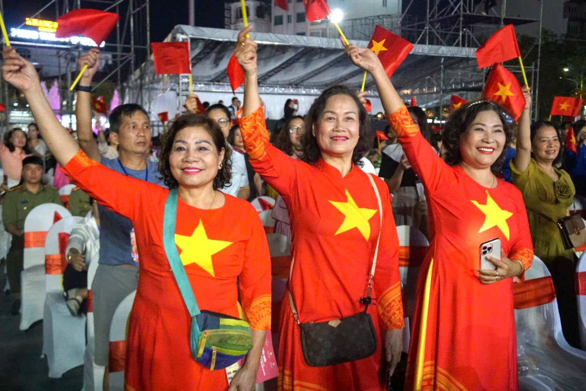 Hai Phong City residents attend the art program to celebrate the 70th anniversary of the Northward Rally. Photo: Cong Hoa