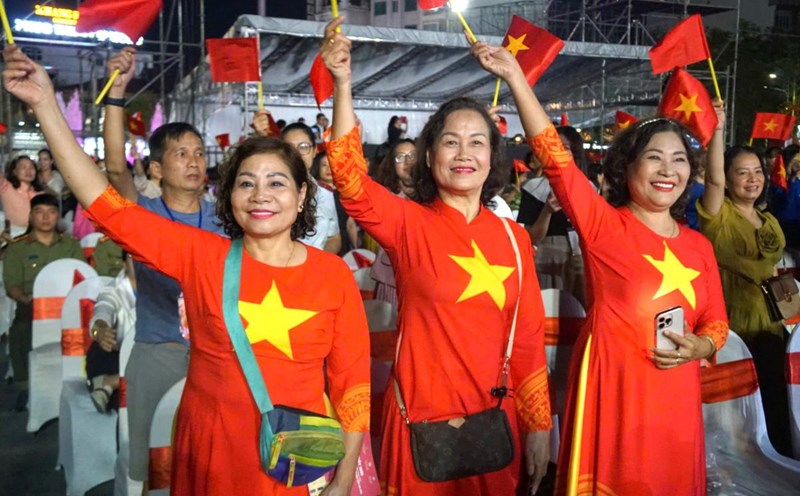 Hai Phong City residents attend the art program to celebrate the 70th anniversary of the Northward Rally. Photo: Cong Hoa