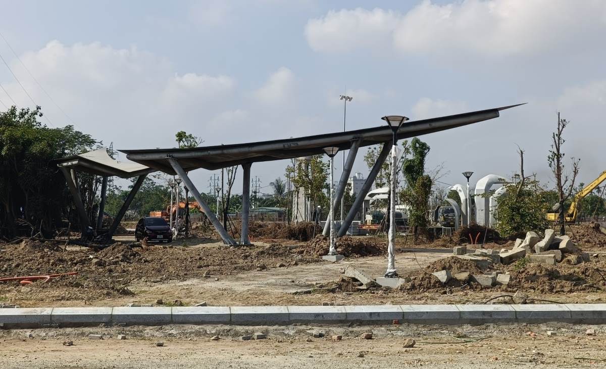 The Binh Bridge South Intersection Park Project in Hai Phong will be completed before Lunar New Year 2025. Photo: Hoang Khoi