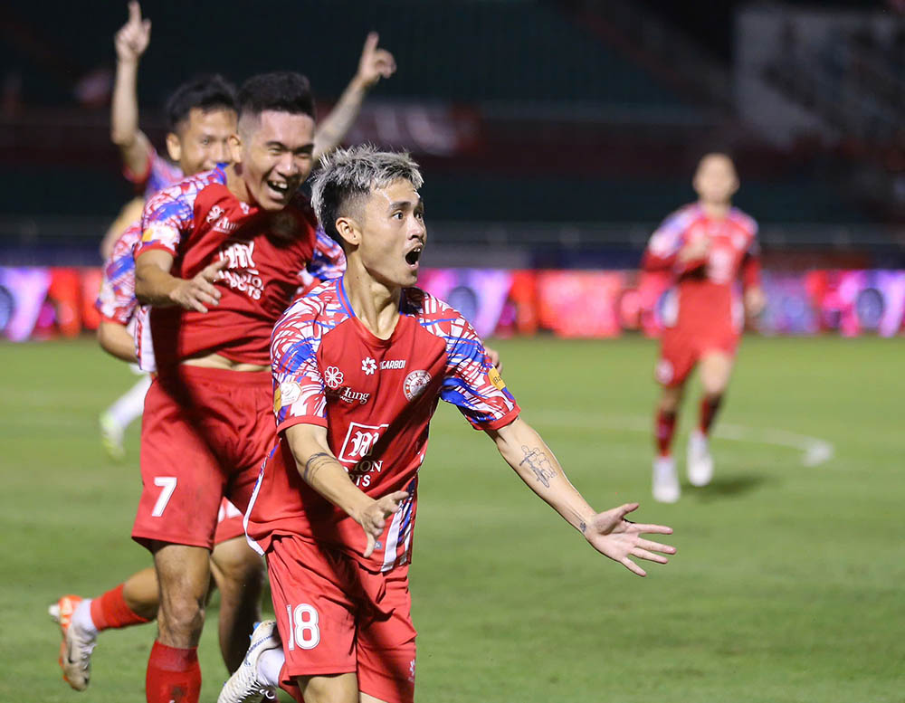 Niem vui cua doi khach khong keo dai lau. Phut 71, Ngoc Long khien thu mon Filip Nguyen va hang hau ve Cong an Ha Noi chet lang voi cu lop bong dang cap o goc hep nang ti so len 2-1.