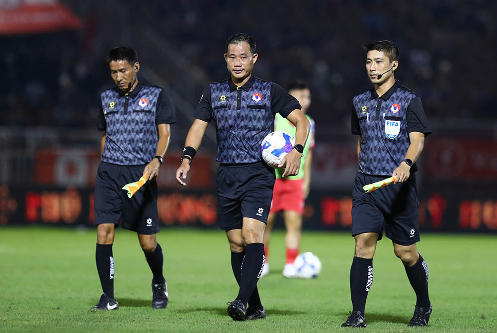 The referee team controls the match between Ho Chi Minh City and Hanoi Police on the evening of November 16. Photo: Thanh Vu