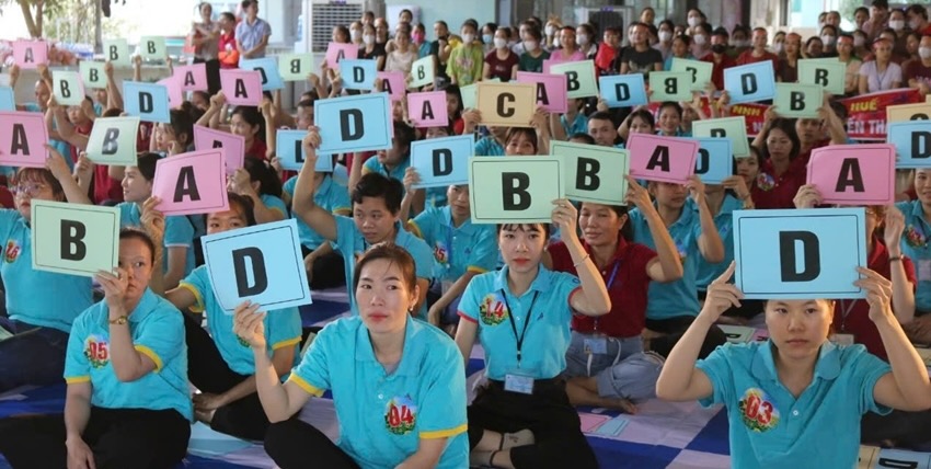 Union members answer questions at the contest. Photo: Hai Thuan.