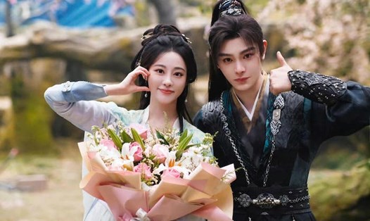 Đinh Vũ Hề và Chúc Tự Đan vươn tin đồn tình cảm sau khi quay phim "Vĩnh dạ tinh hà". Ảnh: Weibo