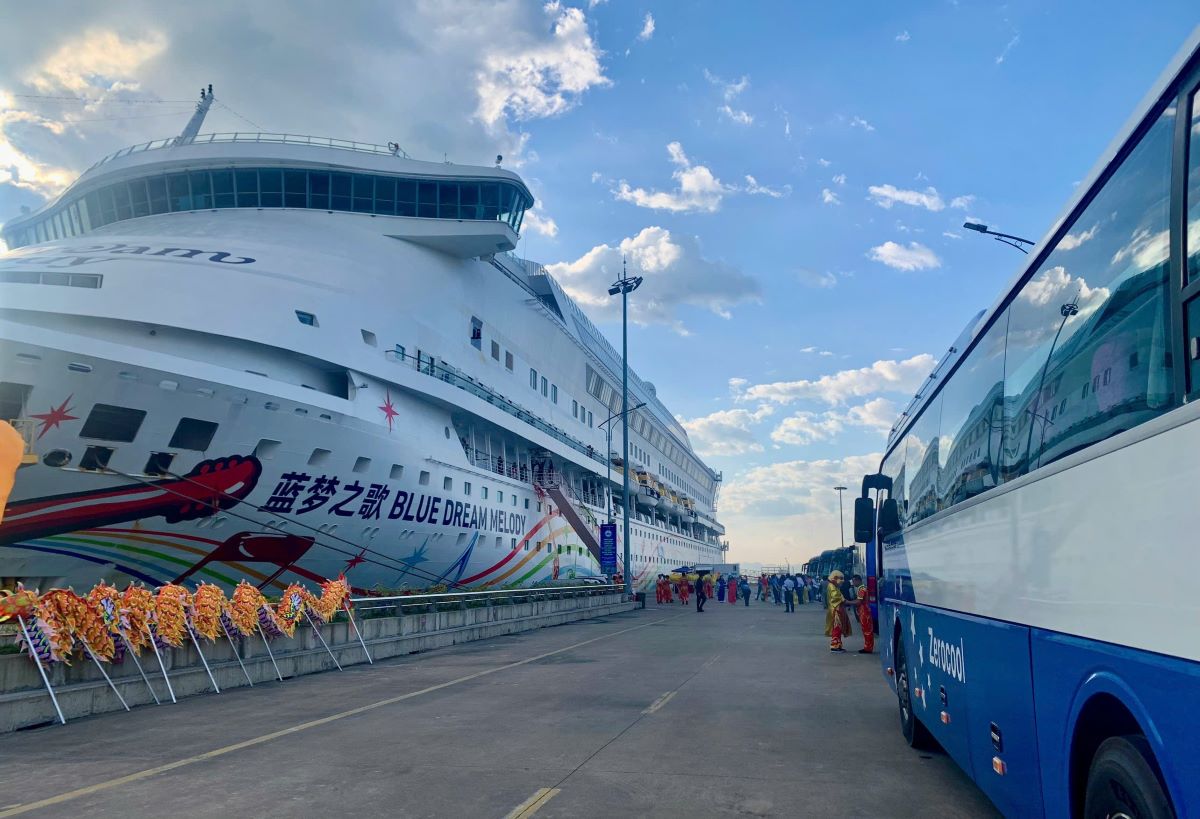 The first ship from Bac Hai arrived at Ha Long Bay on the morning of November 16, 2024. Photo: Nguyen Hung