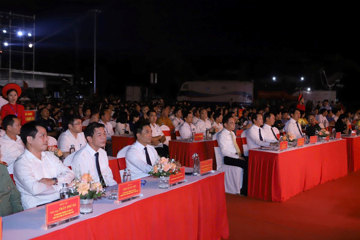 Cac dai bieu du chuong trinh tai diem cau Thanh Hoa. Anh: Minh Hoang