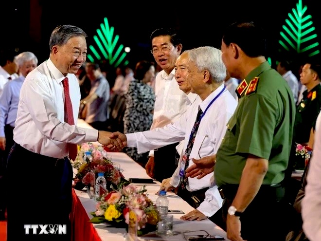 General Secretary To Lam attended the live television broadcast celebrating the 70th anniversary of the Northward regrouping event at Song Doc bridge, Ca Mau. Photo: VNA