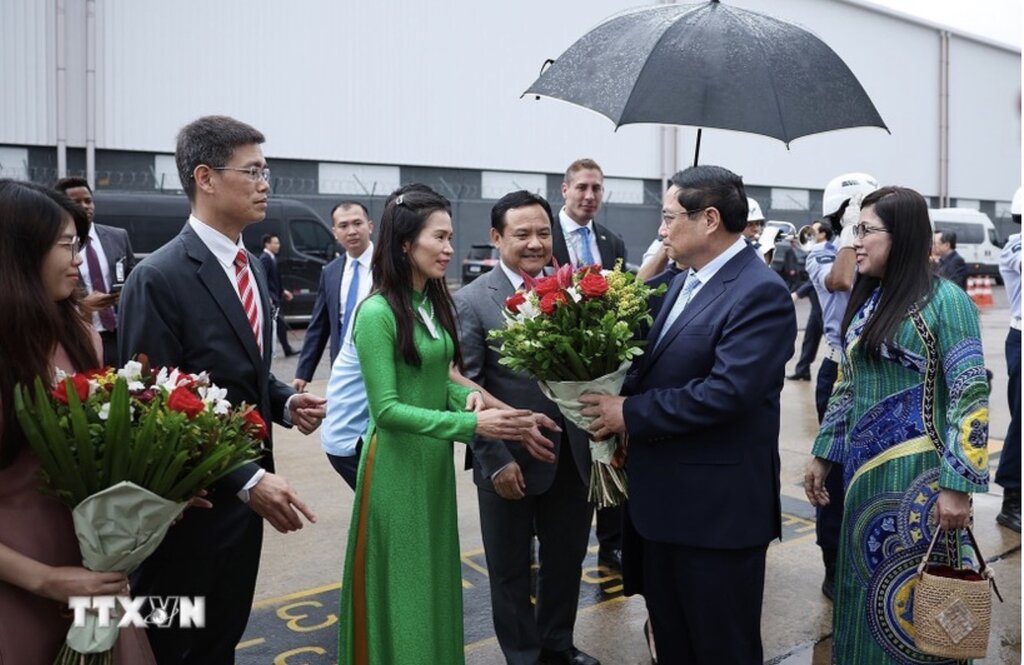 Officials and staff of the Vietnamese Embassy in Brazil welcomed Prime Minister Pham Minh Chinh and his wife. Photo: VNA