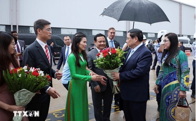 Officials and staff of the Vietnamese Embassy in Brazil welcomed Prime Minister Pham Minh Chinh and his wife. Photo: VNA