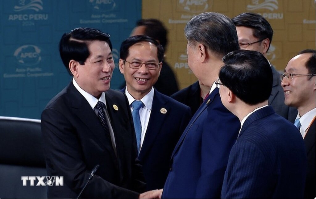 President Luong Cuong met with General Secretary and President of China Xi Jinping on the sidelines of the APEC Summit in Lima, Peru. Photo: VNA