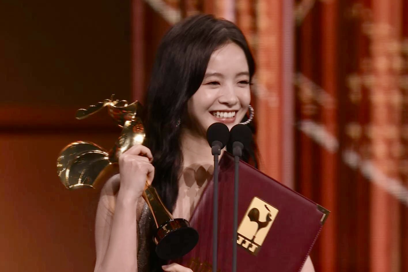 37th Golden Rooster Award winner Ly Canh Hy. Photo: Weibo