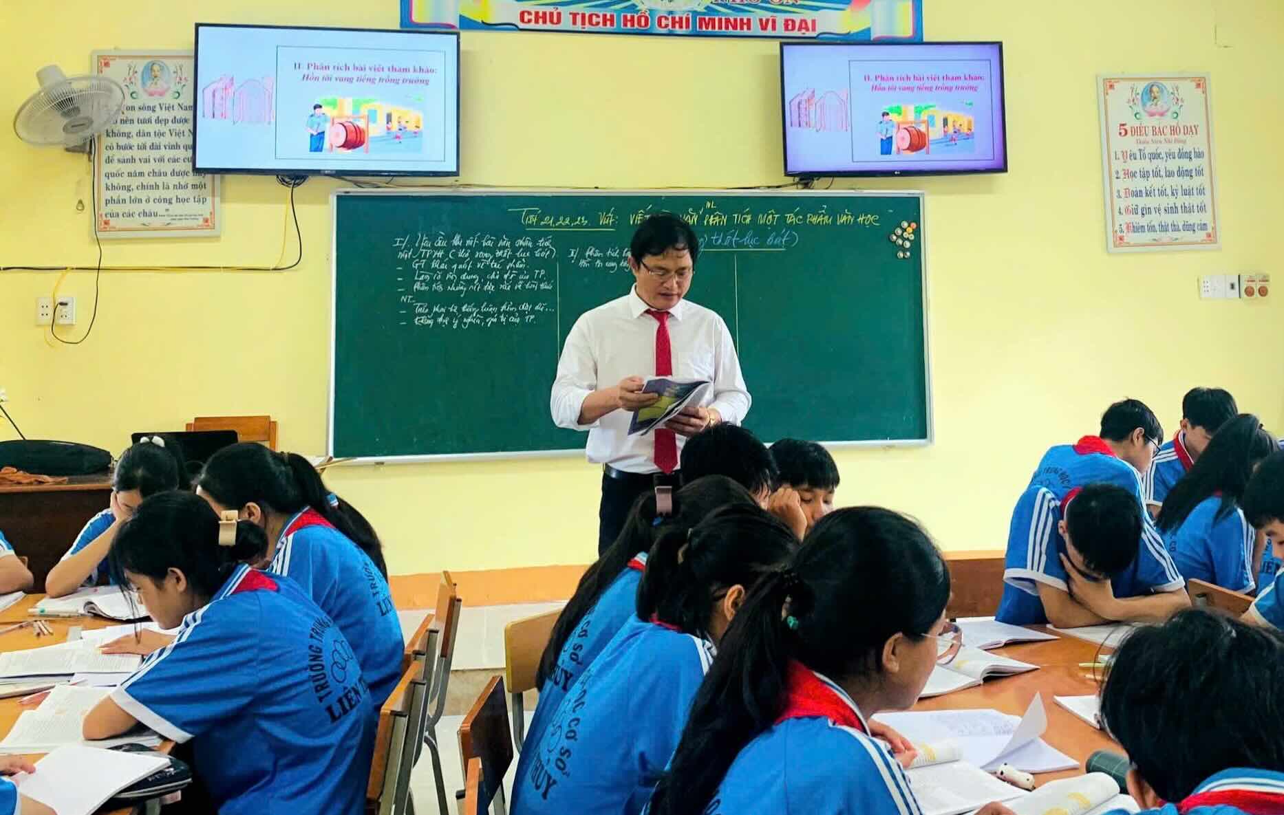Teacher Do Duc Thuan is on the path to sowing seeds for his students. Photo: Interviewee