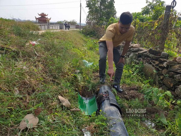 1 đoạn đường ống nước phục vụ tưới cỏ của sân golf Việt Yên (Bắc Giang) có dấu hiệu bị phá hoại đã được vá lại tạm thời. Ảnh: Vân Trường