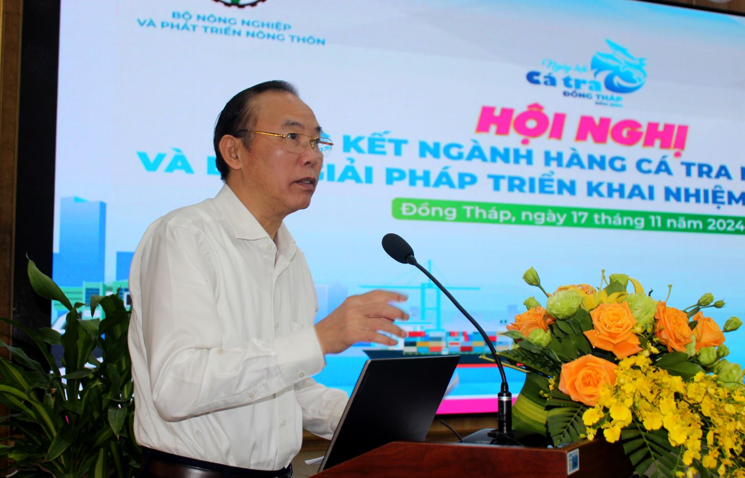 Thu truong Bo NNPTNT Phung Duc Tien phat bieu goi y thao luan tai hoi nghi. Anh: Luc Tung