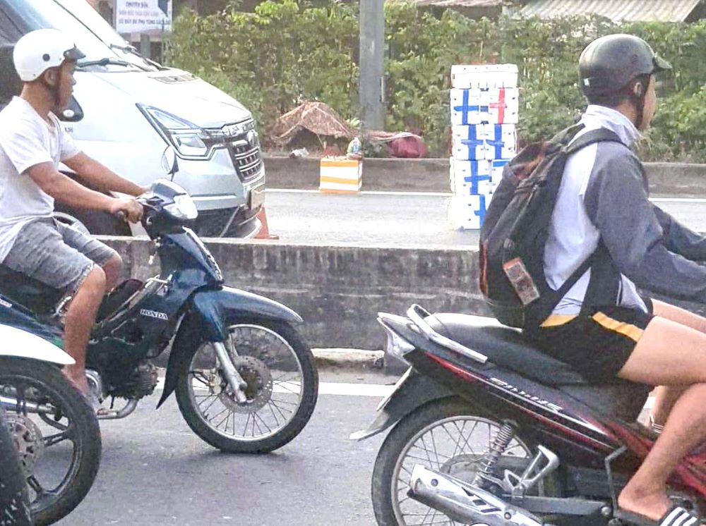 Nguoi dan phat hien nguoi dan ong da nam bat dong tren dai phan cach, duoc cho la da tu vong. Anh: Dong Hoang