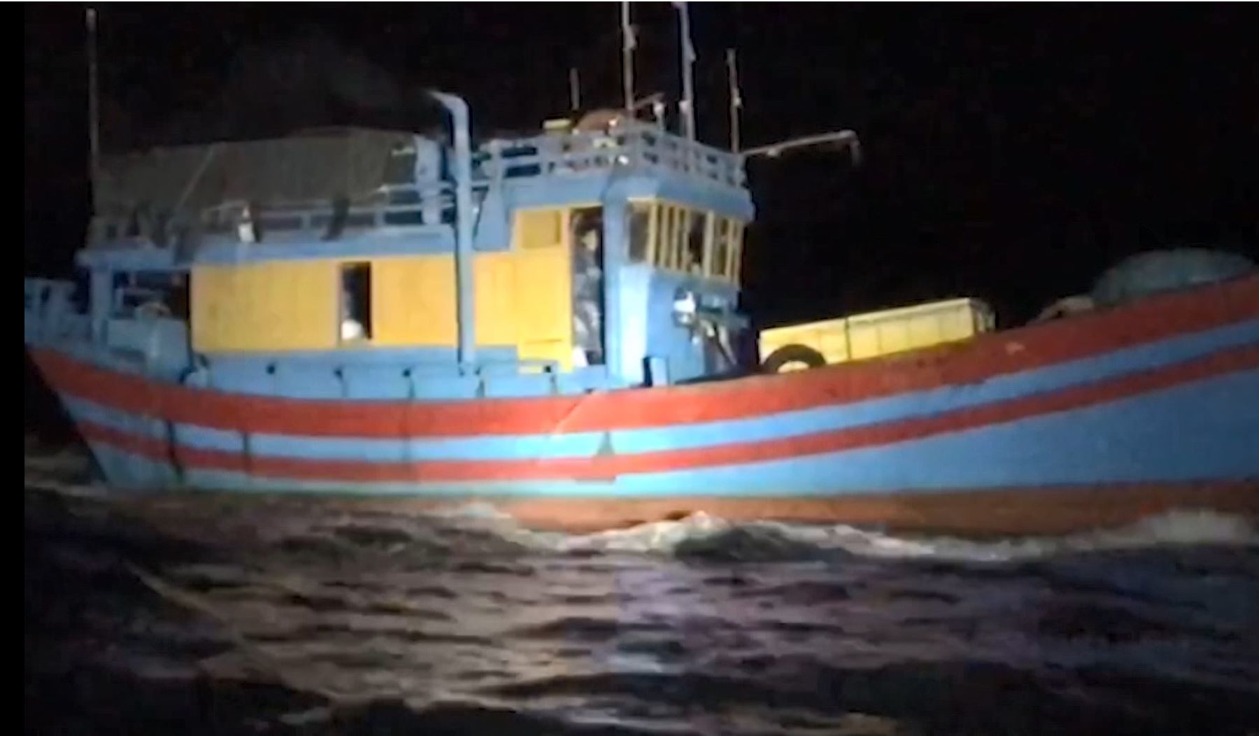 Fishing boats using electric shock to catch aquatic products in Quang Tri waters were discovered by Quang Tri Border Guard. Photo: Dinh Tien.
