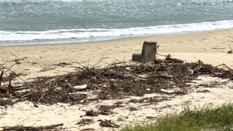 Garbage flooded Da Nang beach after storm. Photo: Tran Thi