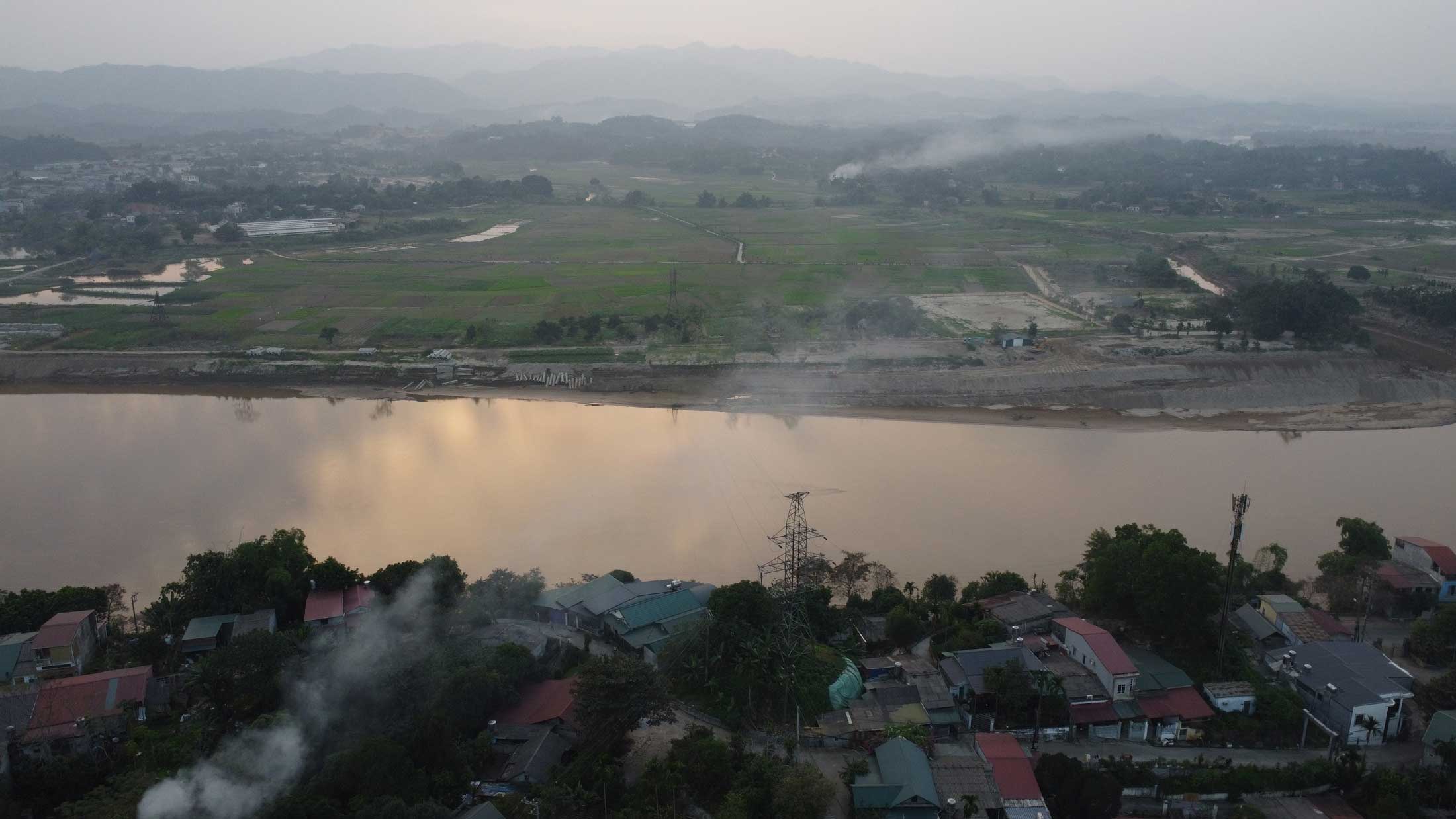 Vi vay, nguoi Phap cho xay dung cong hau o phia Tay. Noi day doc thoai, nhung de thuan tien cho viec di lai cua xe co gioi va binh linh, nguoi Phap cho duc qua go de lam duong di, noi tu Don Cao voi khu vuc hau can cua don (kho chua quan dung, xe phao, chuong ngua, nha thuong...).