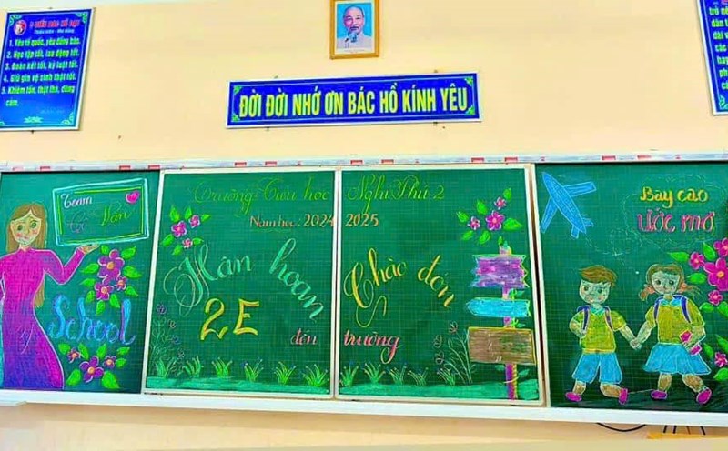 A primary school teacher in Vinh City, Nghe An Province decorates a beautiful board to welcome students to school. Photo: Hai Dang