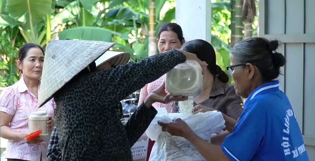The "Rice Saving Jar" model has helped many families in Ngan Giang village, Tinh Ha commune, Son Tinh district, Quang Ngai province ease their difficulties. Photo: Vien Nguyen