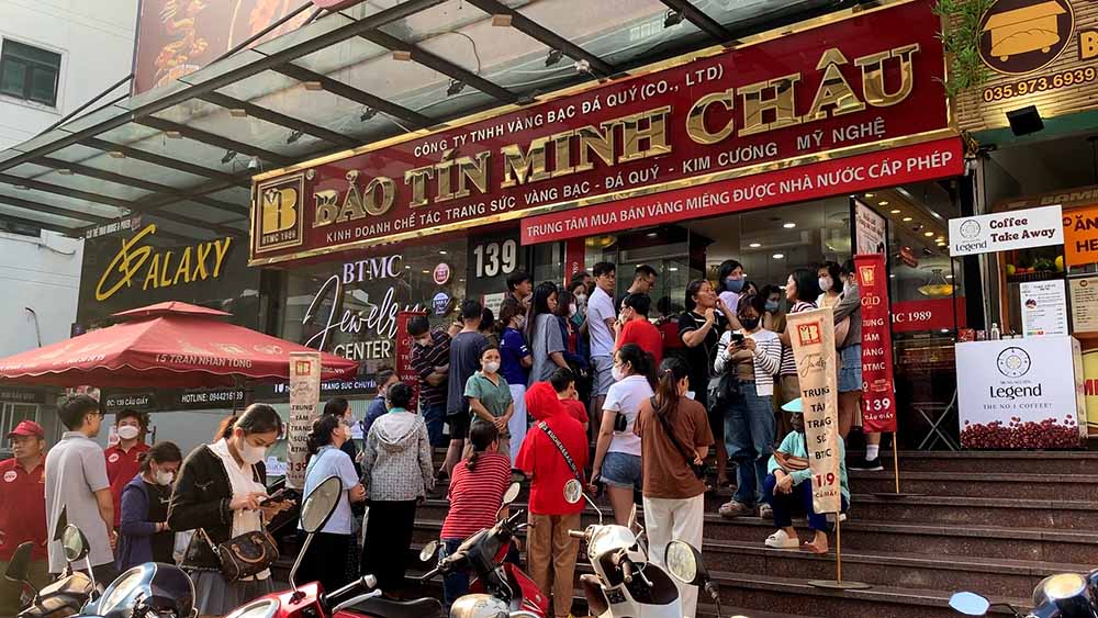 The price of gold rings has increased, many people are frustrated because it is too difficult to buy. Photo: Phuong Anh