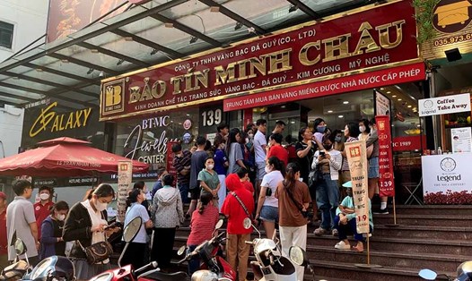 Giá vàng nhẫn bật tăng, nhiều người ngán ngẩm vì quá khó mua. Ảnh: Phương Anh