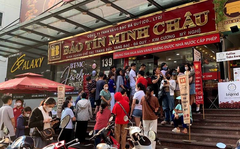The price of gold rings has increased, many people are frustrated because it is too difficult to buy. Photo: Phuong Anh