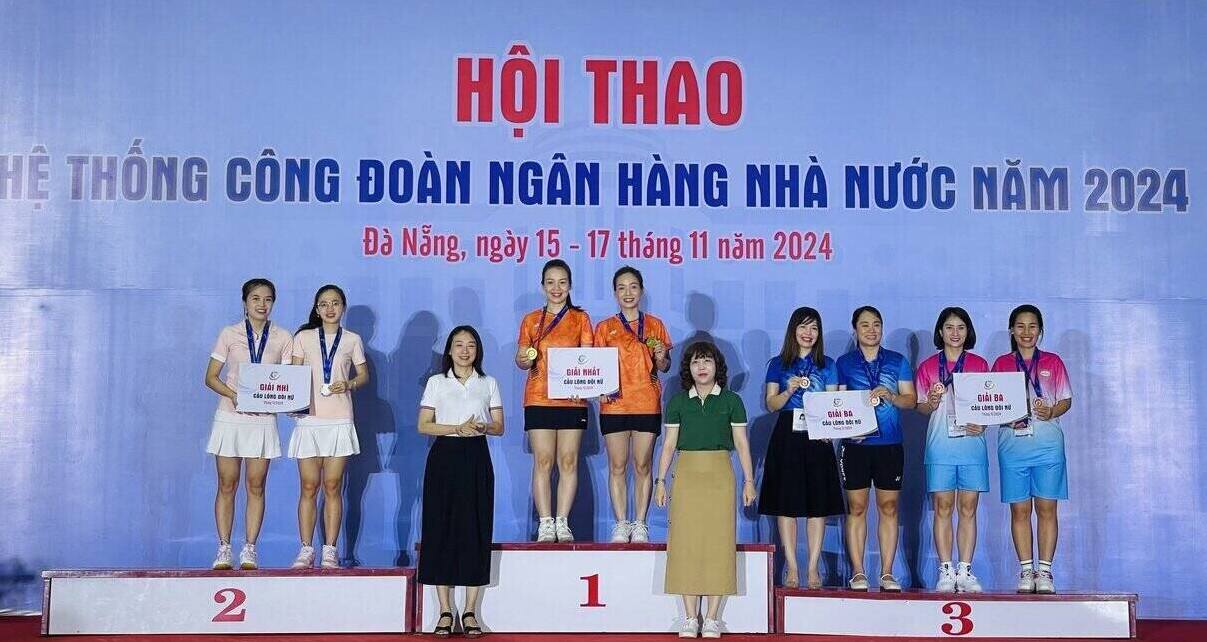 Cac van dong vien len nhan giai tai Le be mac Hoi thao he thong Cong doan Ngan hang Nha nuoc. Anh: Mai Huong