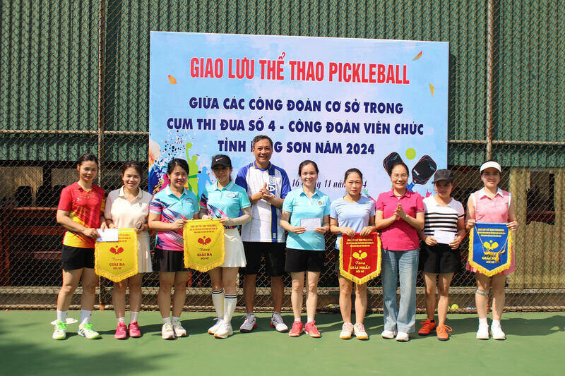 The organizers awarded prizes to the best athletes in the women's doubles event. Photo: Hoang Nhu