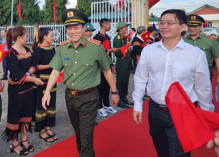 Dai tuong Luong Tam Quang - Bo truong Bo Cong an va ong Nguyen Dinh Trung - Bi thu Tinh uy Dak Lak (ao trang) den tham du ngay hoi. Anh: Cao Nguyen