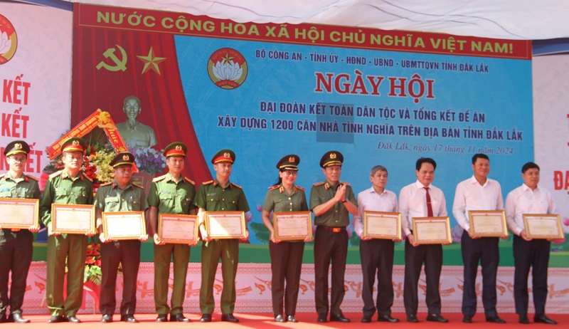 The Minister of Public Security presented Certificates of Merit to individuals with outstanding achievements in implementing the project to build 1,200 houses for the poor in Dak Lak province. Photo: Bao Trung