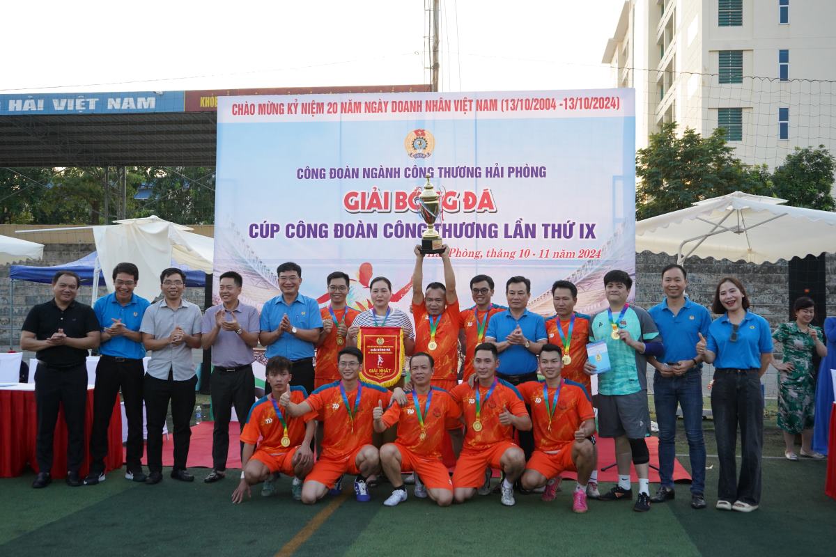 The Department of Industry and Trade Trade Union Football Team won the Hai Phong Industry and Trade Trade Union Football Tournament. Photo: Mai Dung